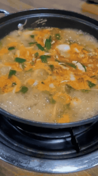 찌개 재료들이 끓는 모습